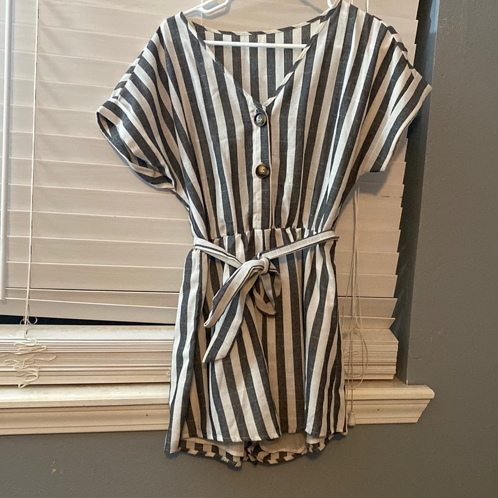 Super cute romper. Ties around waist